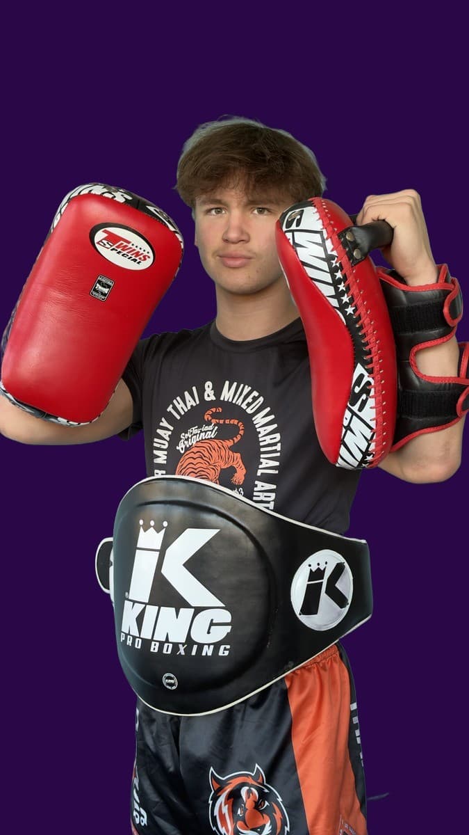 Sinyo met Muay Thai-handschoenen en pads